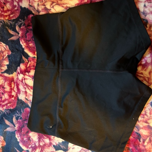 Plain black short shorts - Picture 3 of 3